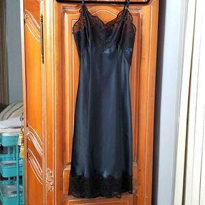WONDER MAID, vintage fine lingerie.‎ Black slip.lace. Size 32.
